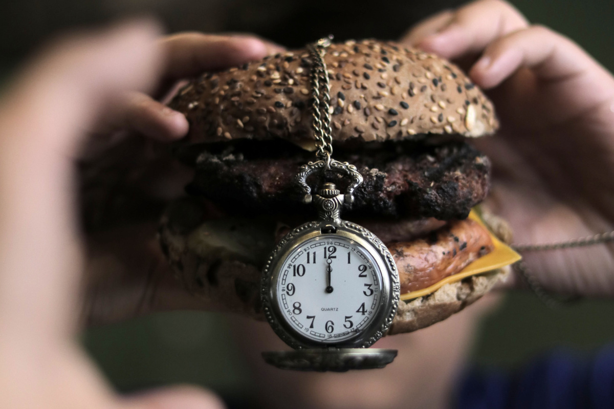 На диете: что такое интервальное голодание и как оно влияет на организм?