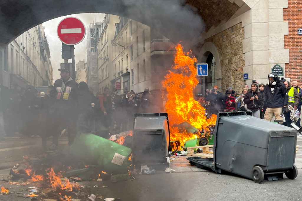 Париж снова в огне: в столице Франции продолжились протесты