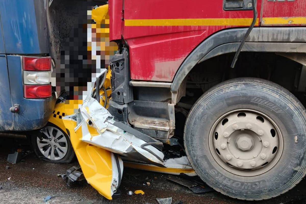 Водителем грузовика, раздавившего такси в центре Москвы, оказался белорус