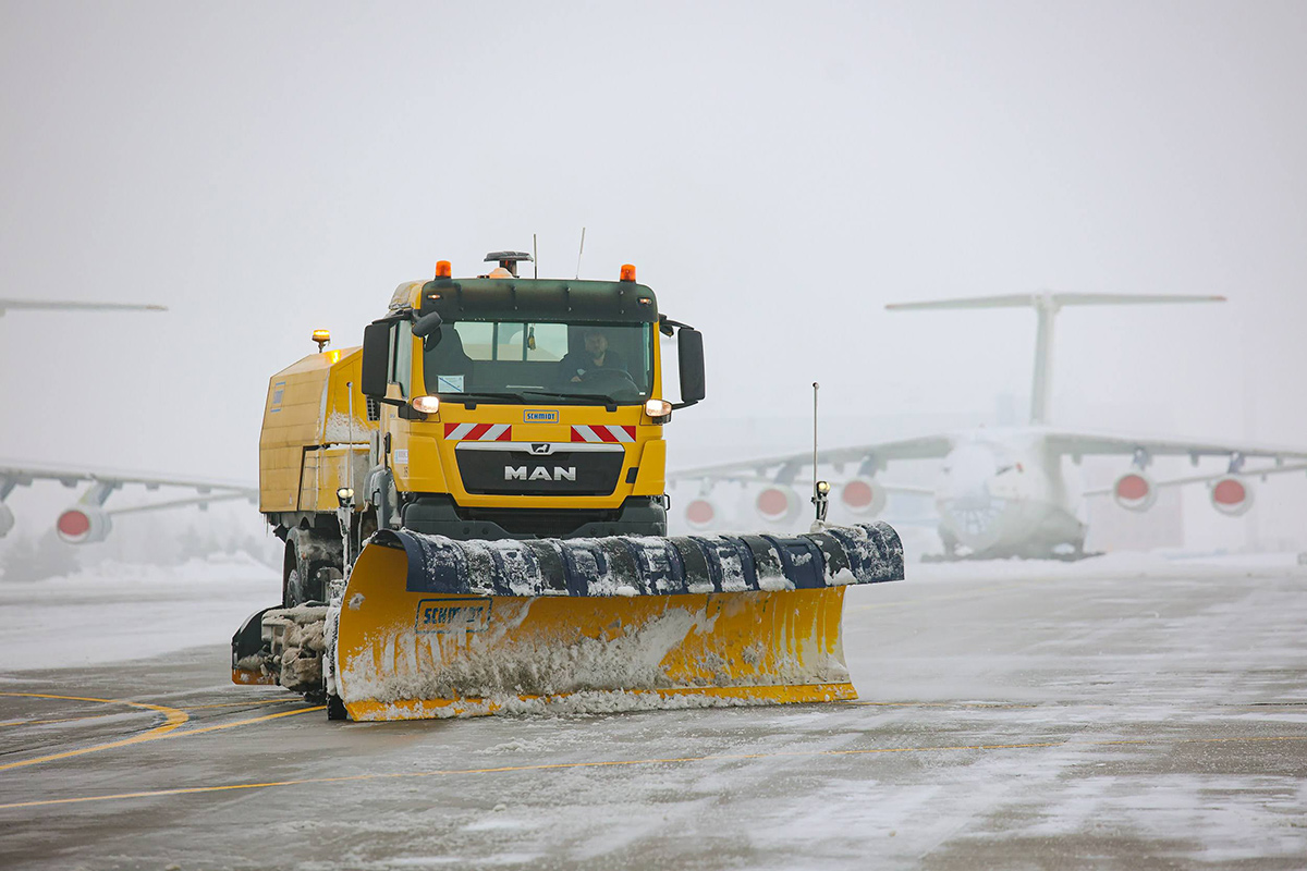 Взлетная чистота: как спецтехника убирает снег в аэропорту