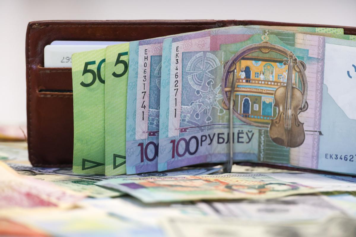 Белорусский рубль подешевел на торгах перед выходными