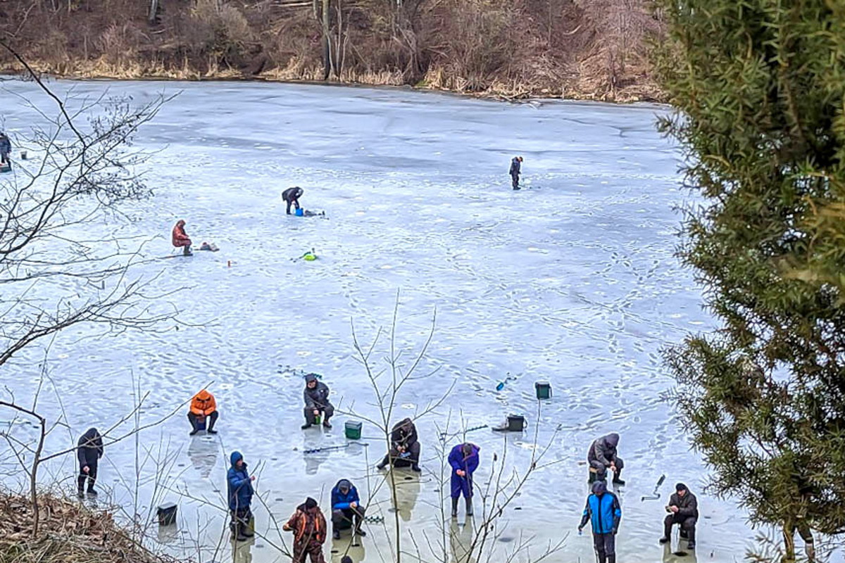 В поисках последнего льда: десятки рыбаков "захватили" небольшую затоку Немана