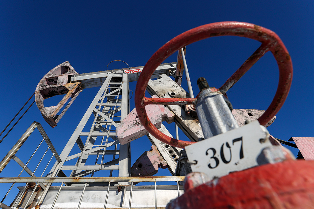 Россия и некоторые другие страны объявили о сокращении добычи нефти