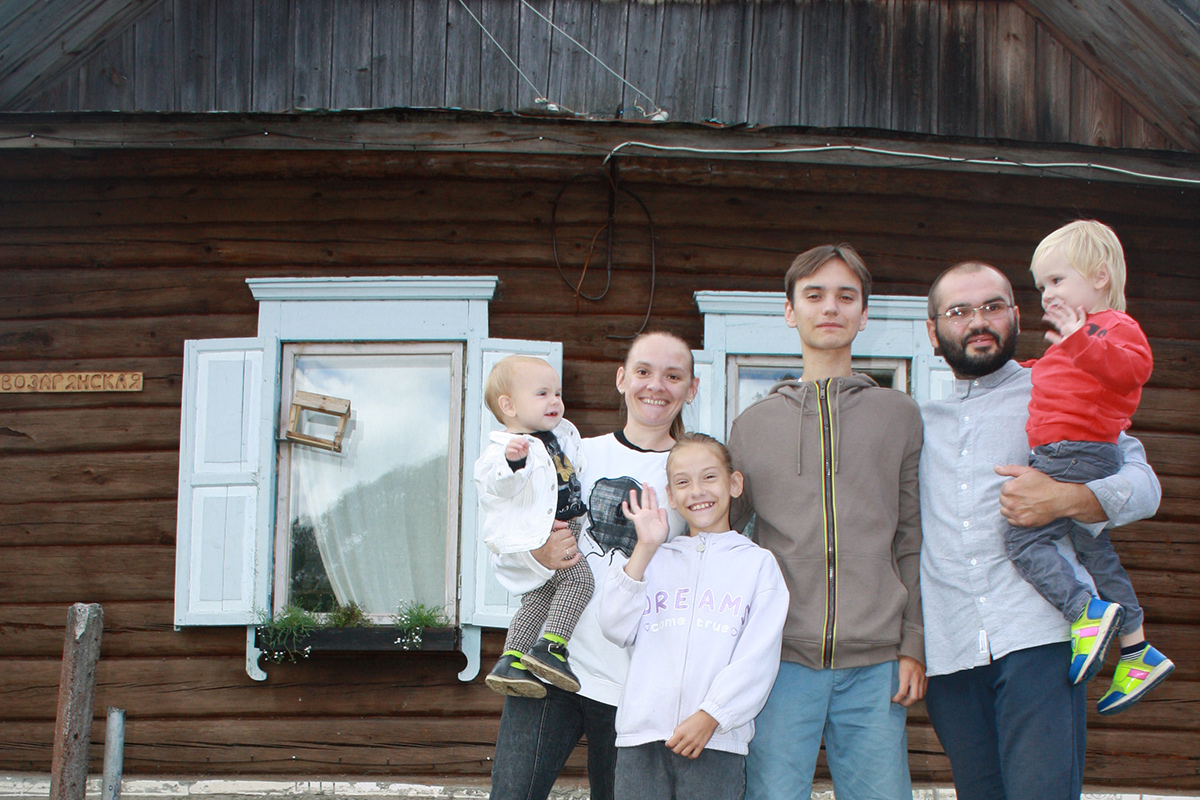 Ветхий дом стоил $500: как семья из Минска переехала в заброшенную деревню