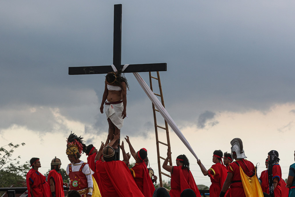Мольба о мире: в Страстную пятницу филиппинца в 35-й раз пригвоздили к кресту