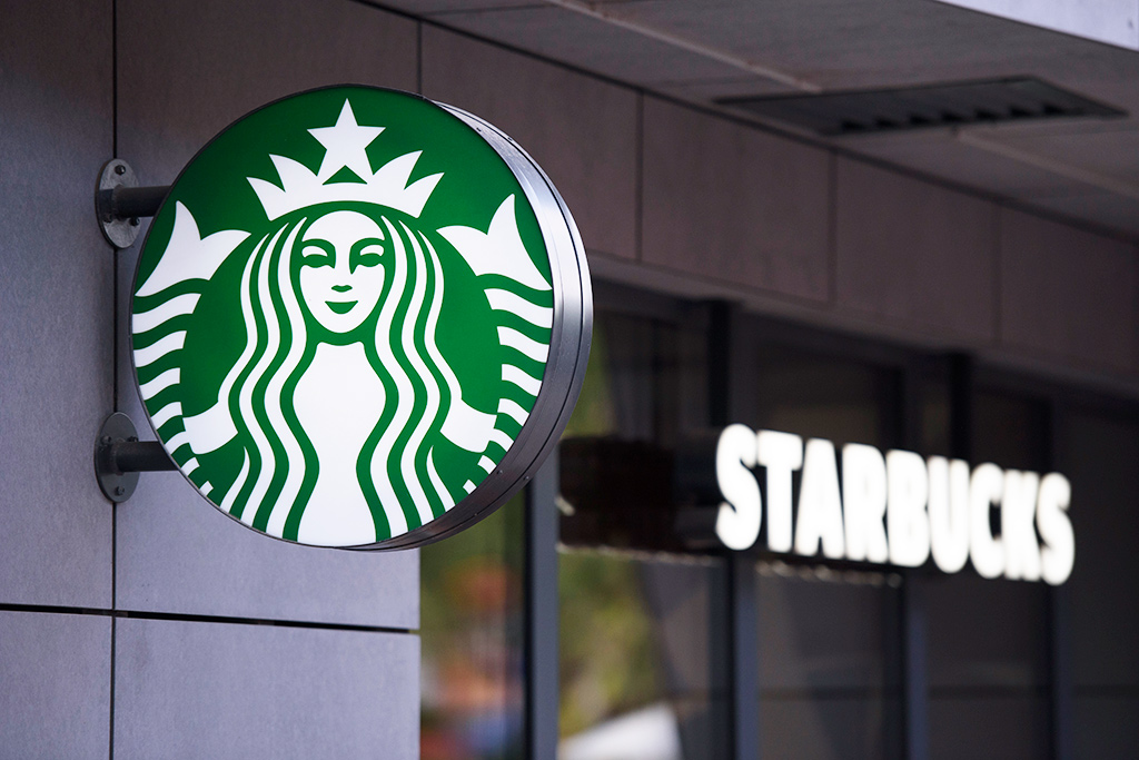 Кофейный Tinder: в новом Starbucks появятся стаканчики для знакомств