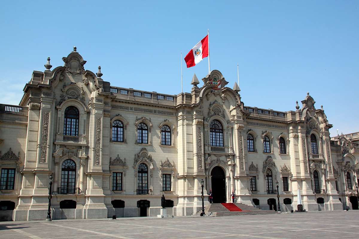 Дина Болуарте в Перу приняла присягу и стала новым президентом страны