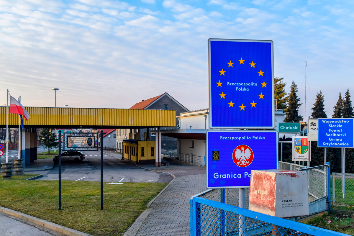 Польша запретила вывоз автомобилей в Беларусь – что происходит на границе