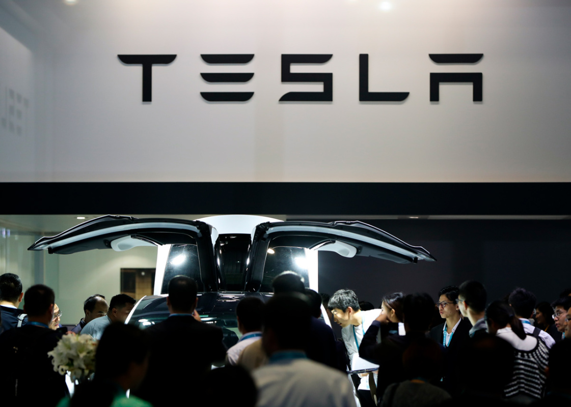 На заводе Tesla в Шанхае возобновили работу в две смены