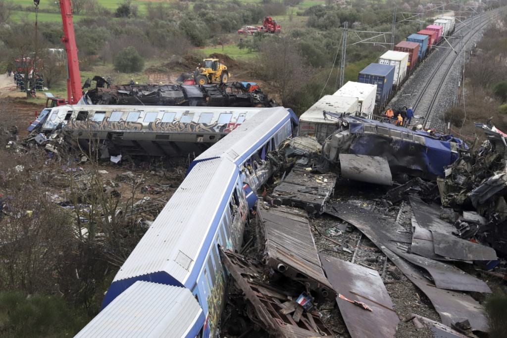 В Греции столкнулись пассажирский и грузовой поезда: погибли 36 человек
