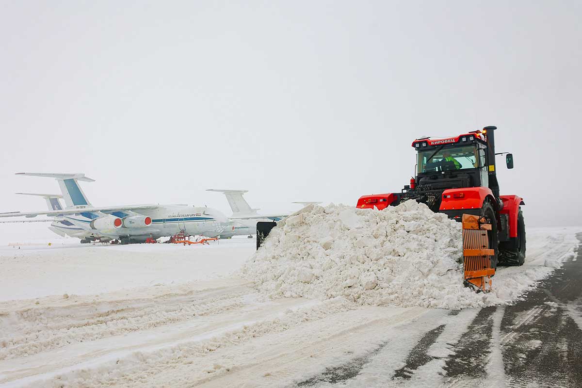 Национальный аэропорт "Минск" засыпает снегом – как работает авиагавань