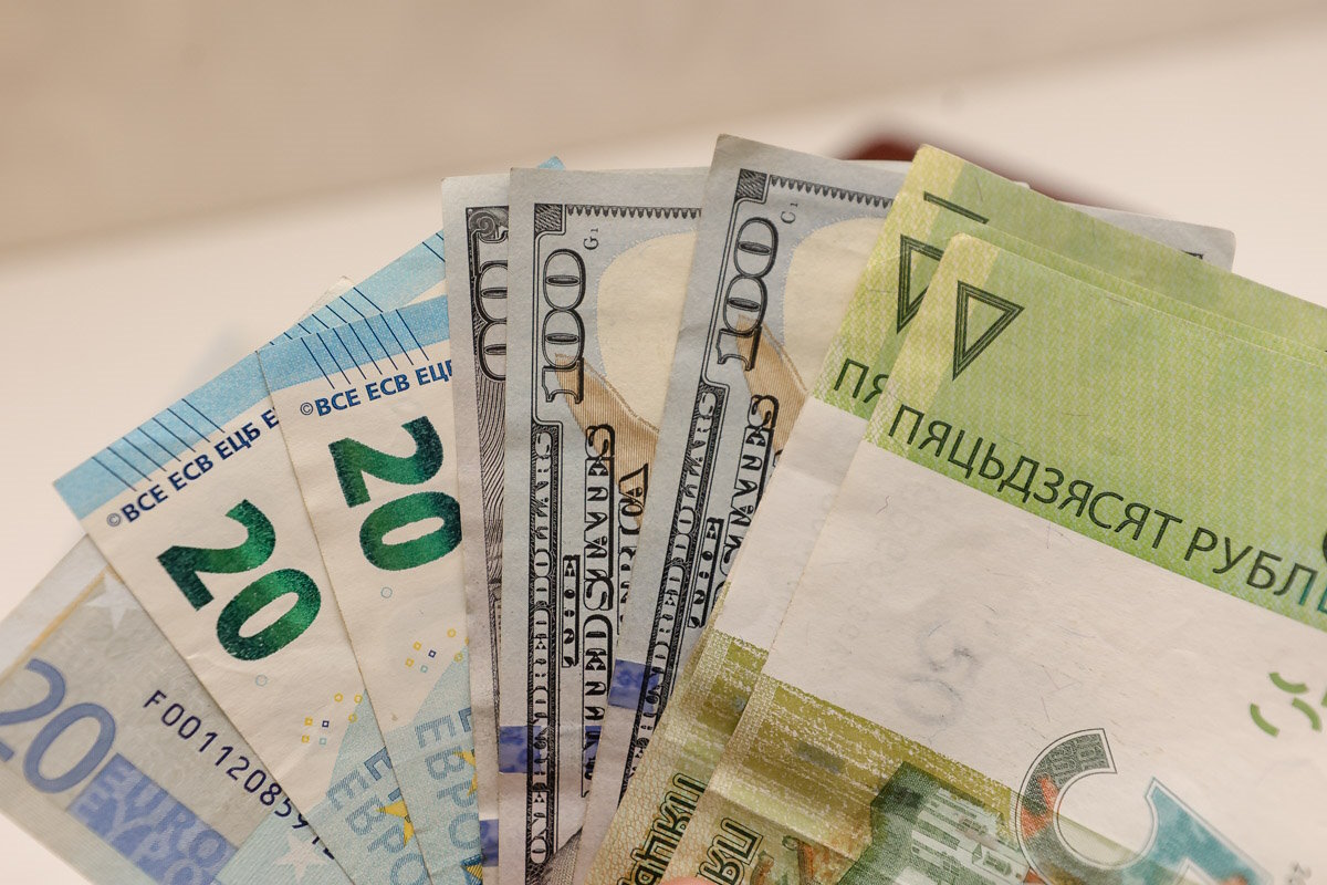 Российский рубль подрос, а доллар незначительно подешевел