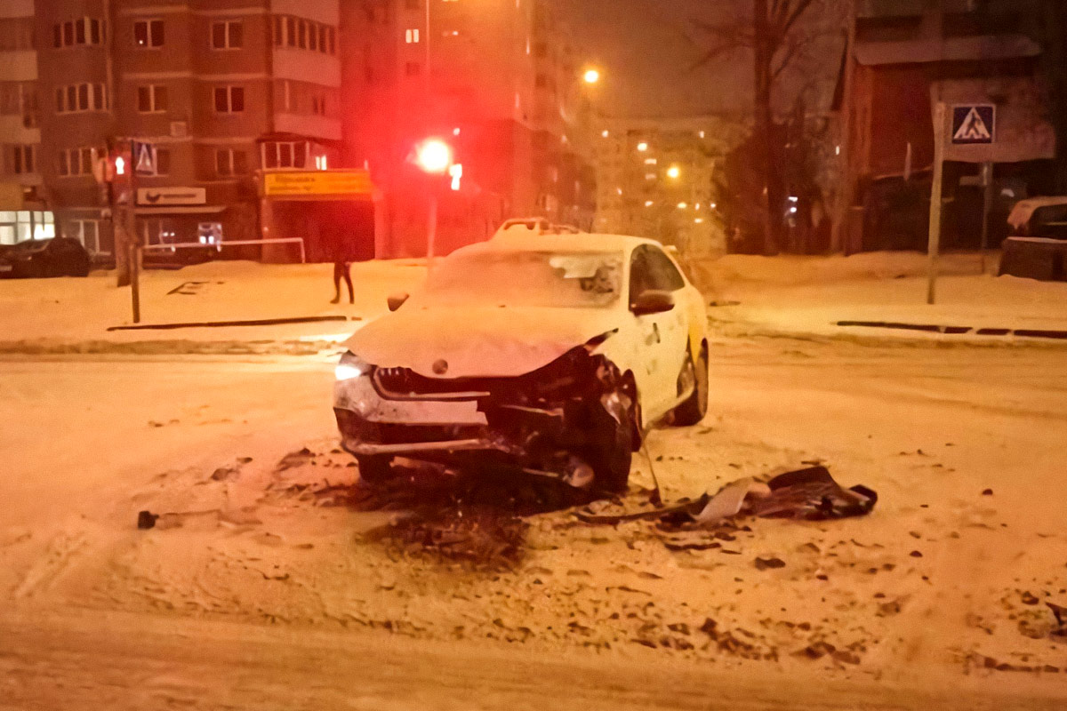 Две машины "Яндекс.Такси" столкнулись на перекрестке в Минске