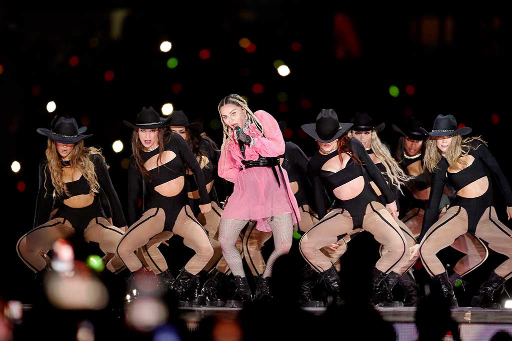 Неловко: Мадонну "уронили" со стула во время концерта – видео