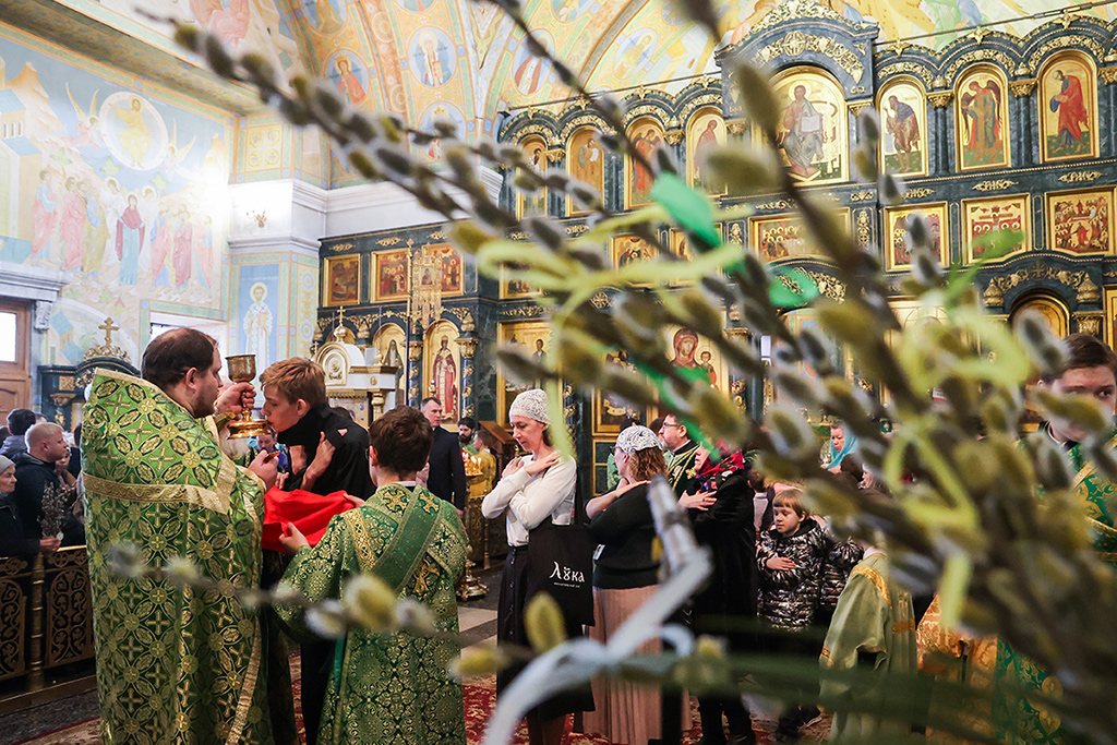 Православные верующие отмечают Вербное воскресенье