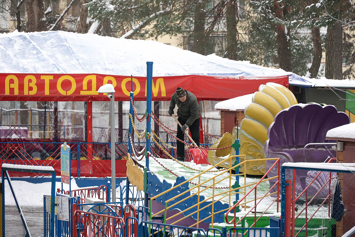Людей мало, аттракционы включены не все: как работает парк Горького зимой