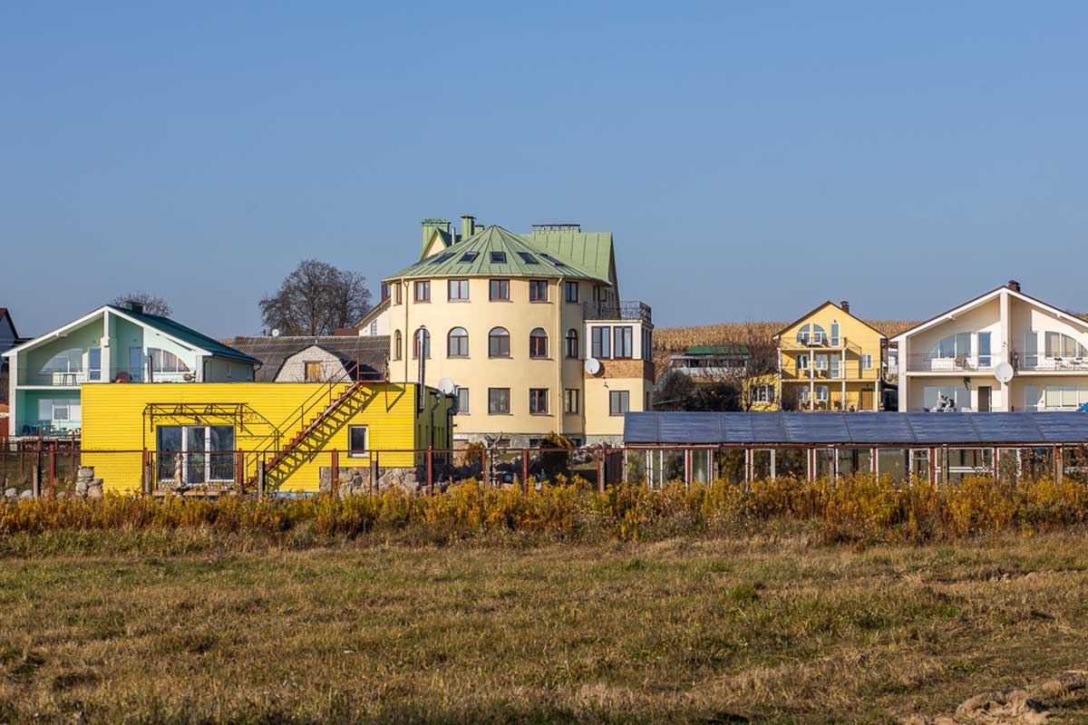 За сколько покупают элитные дома у Минского моря: там участок Депардье