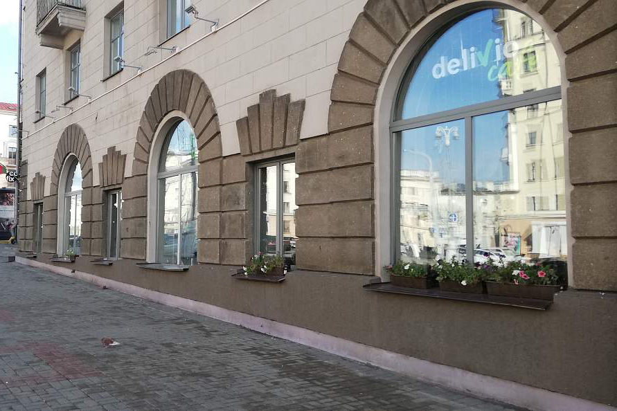 Здание кафе возле площади Победы выставили на продажу за долги