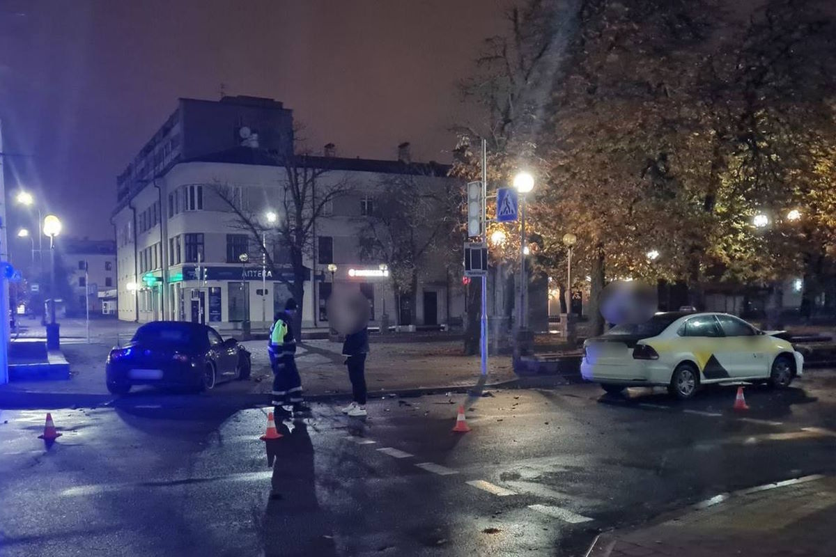 В Бресте столкнулись такси и BMW: от удара родстер выбросило на тротуар
