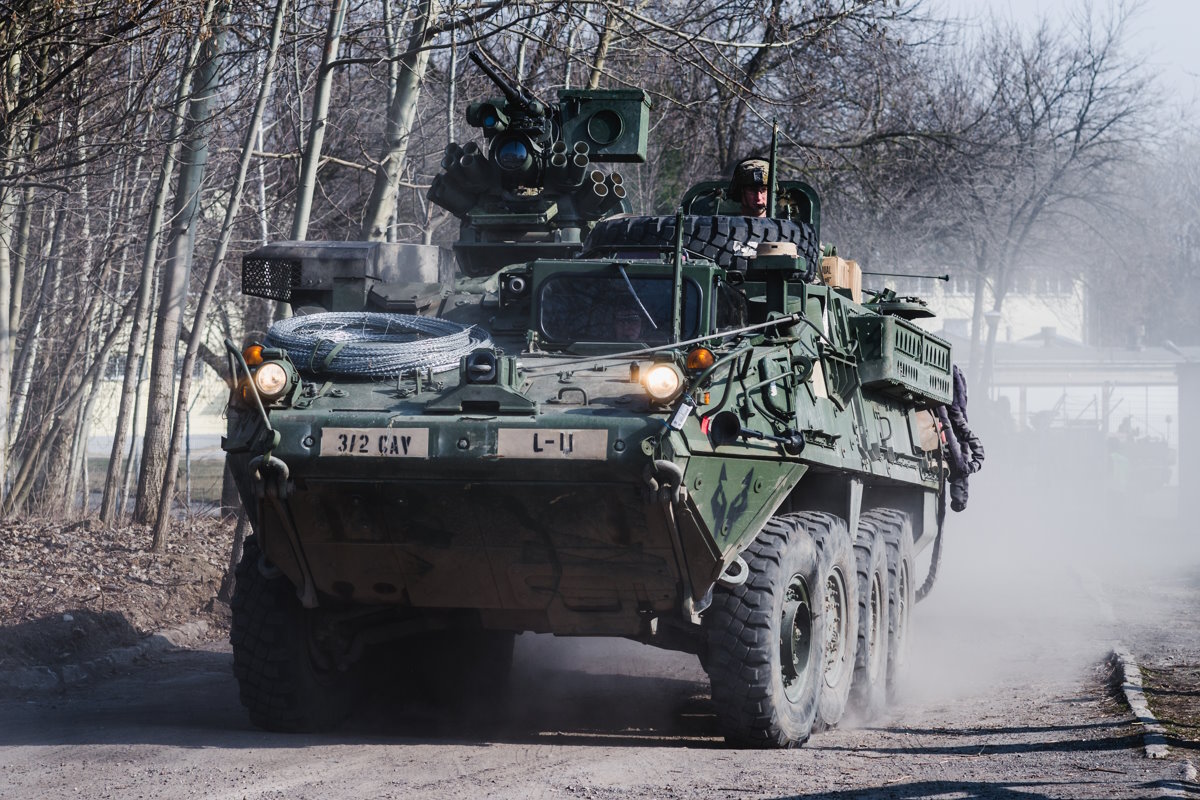 В 30 км от Гродно замечена переброска батальона американских БТР Stryker – видео