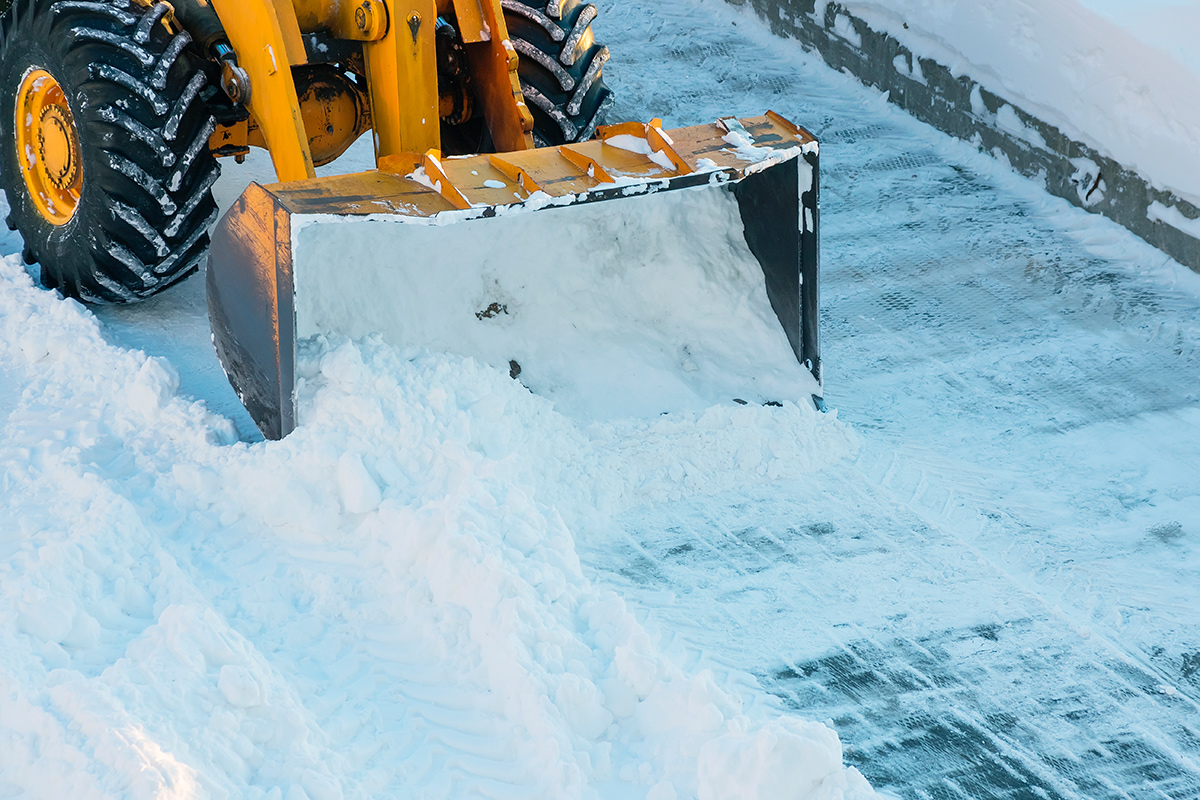 Около ста единиц техники ежедневно убирают снег в Минске