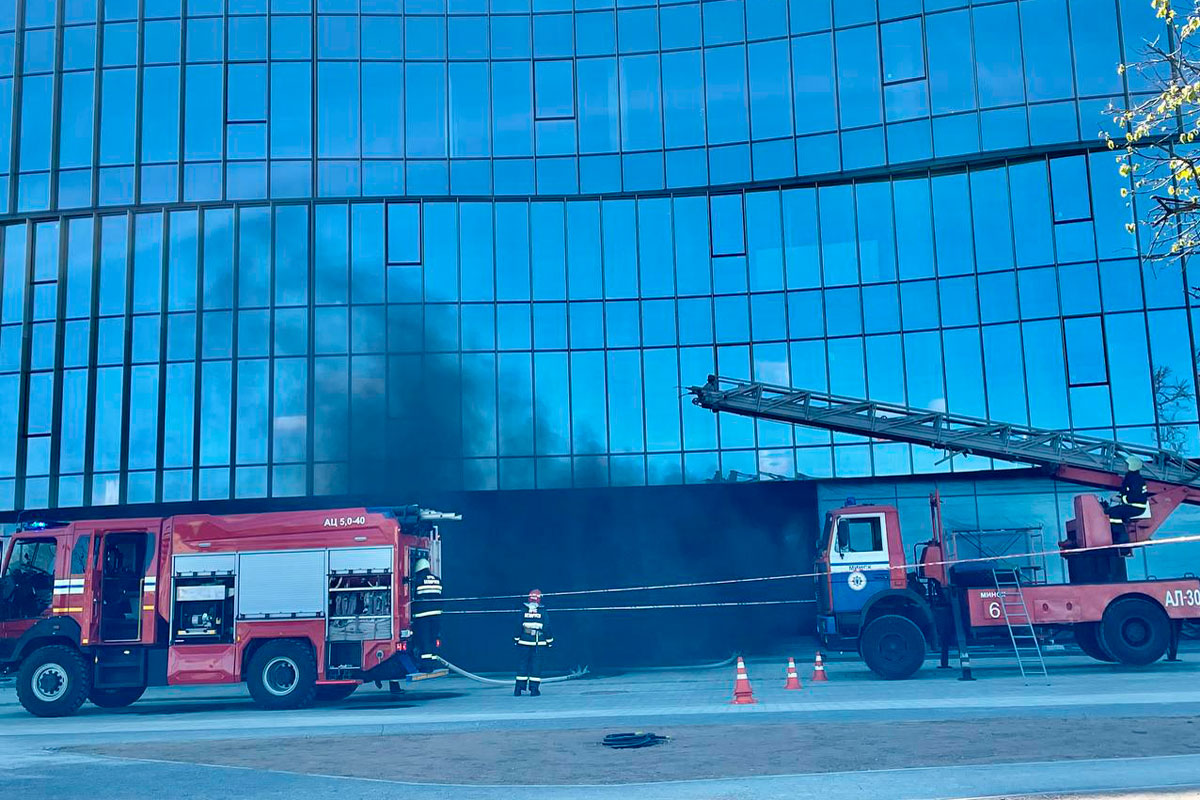 Как горел новый комплекс напротив Дворца Независимости – видео