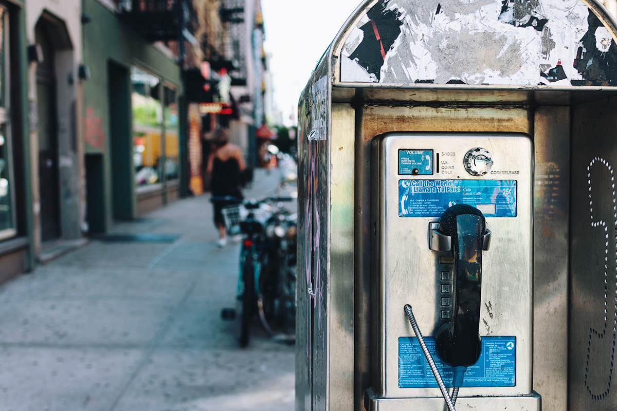 В Нью-Йорке снесли последнюю телефонную будку