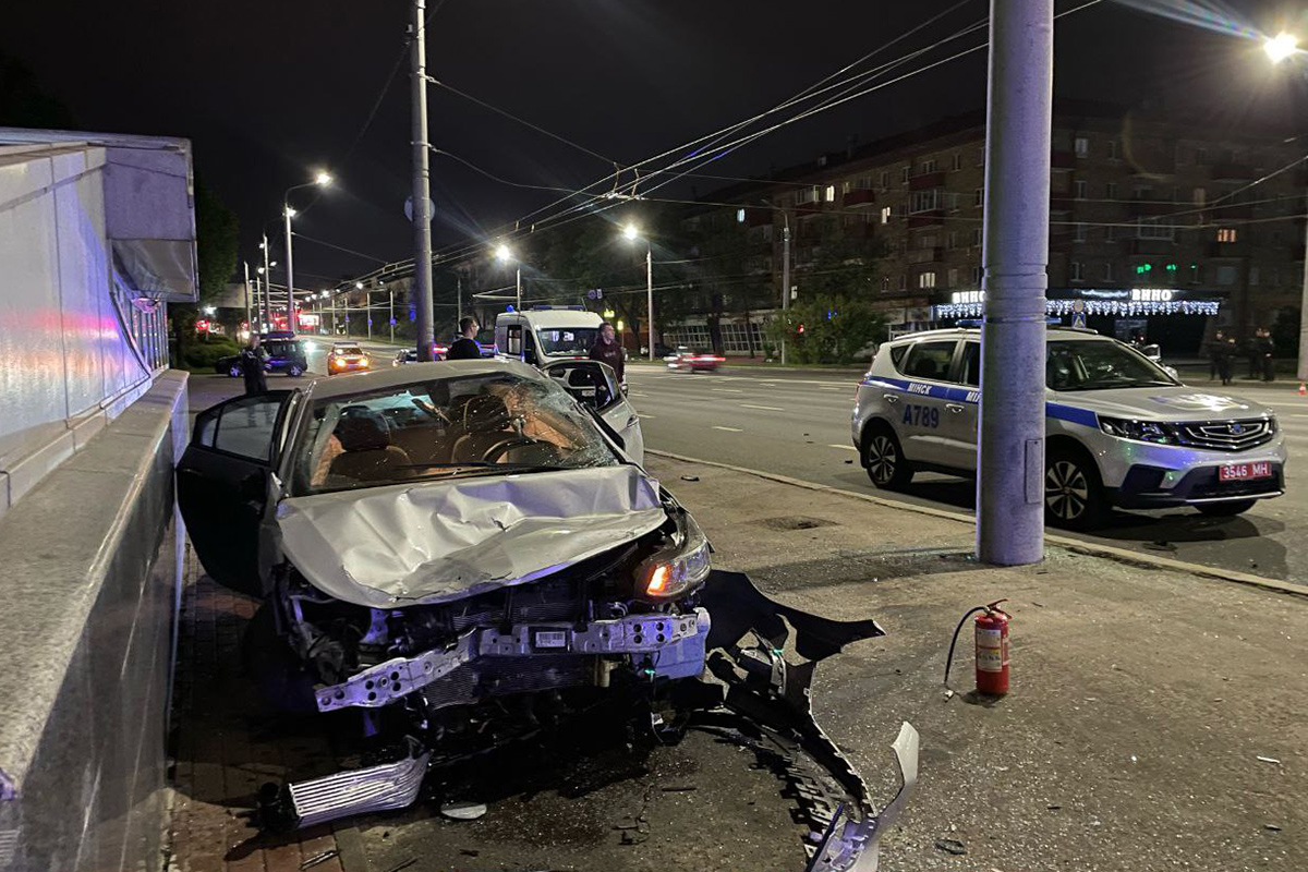 Таксист в Минске уснул за рулем – последствия попали на видеорегистратор