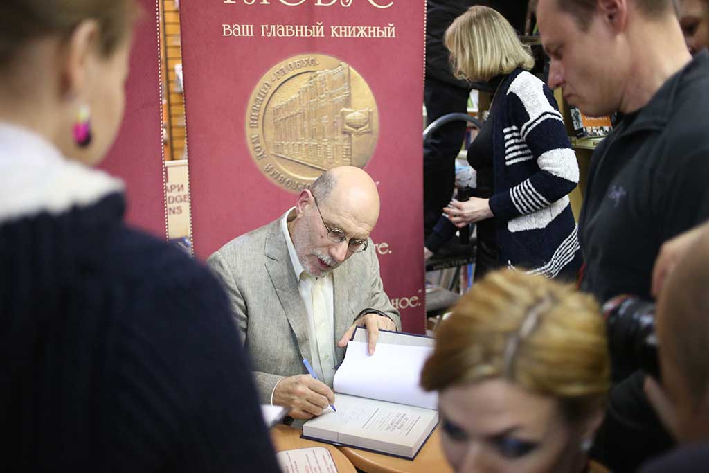Борис Акунин и Дмитрий Быков отреагировали на запрет издавать их книги
