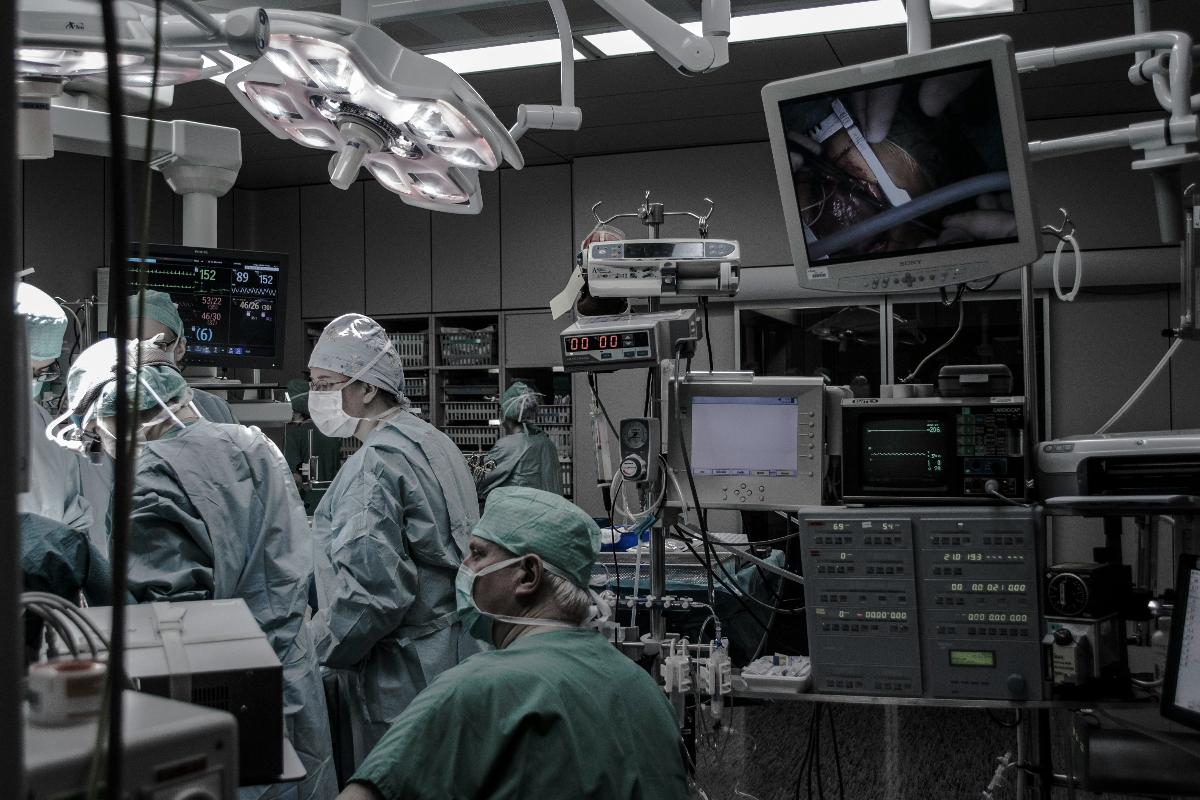 Робот-хирург во время операции сжег пациентке кишечник, через год она умерла