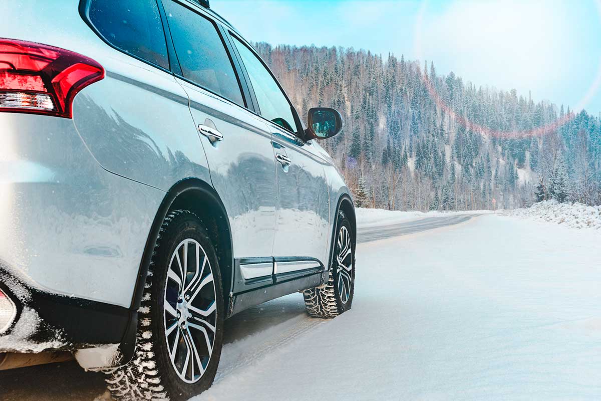 Как на снежной дороге затормозит авто на разных шинах – видеоответ ГАИ