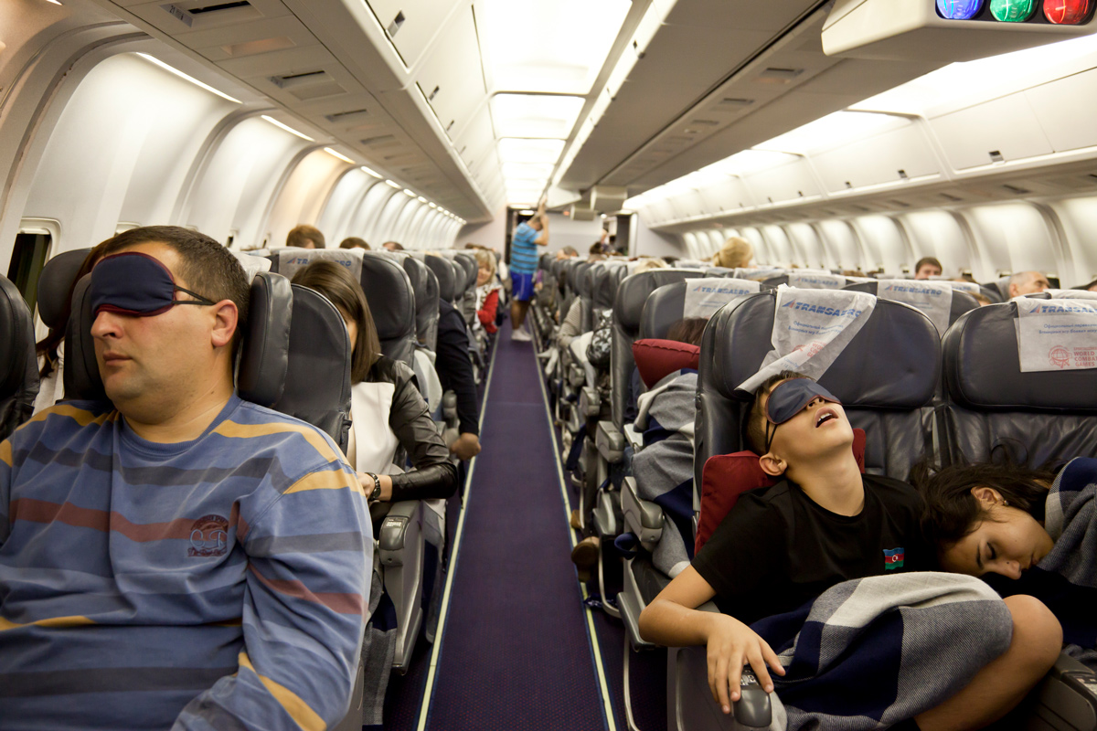 Пять способов заснуть и выспаться в эконом-классе самолета