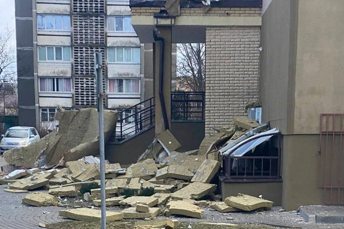 В Бресте сильный ветер сорвал фасад многоэтажки