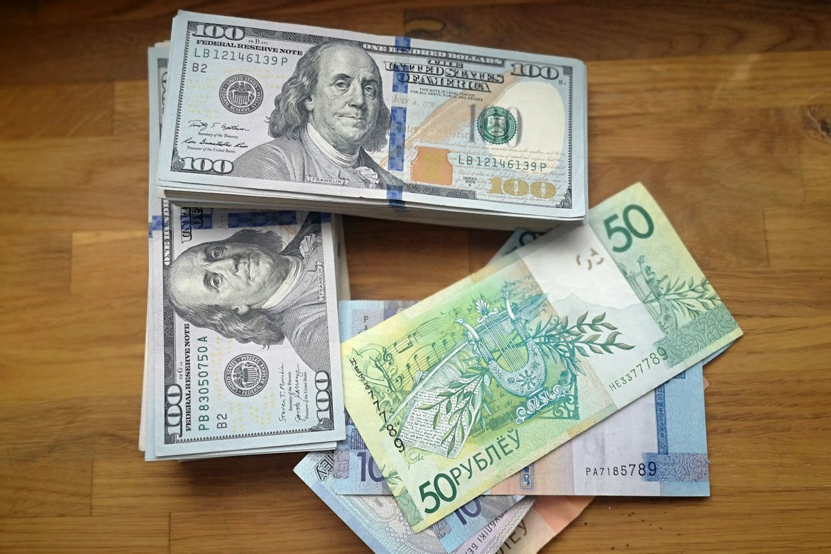Белорусский рубль укрепился к иностранным валютам на торгах БВФБ