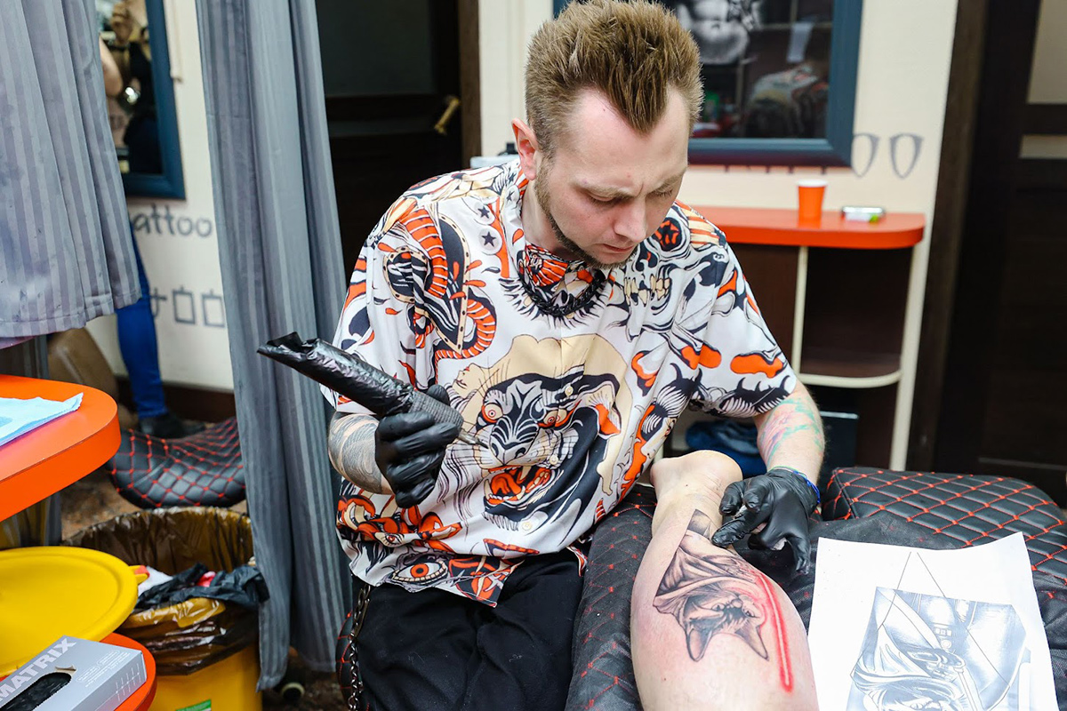 В Минске впервые набили тату, которое придумала нейросеть