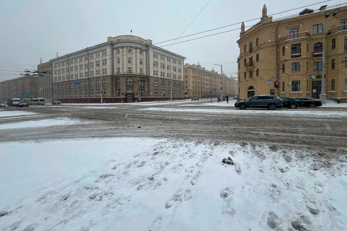 Минск завалило снегом: на улицах заторы, горожане делают селфи