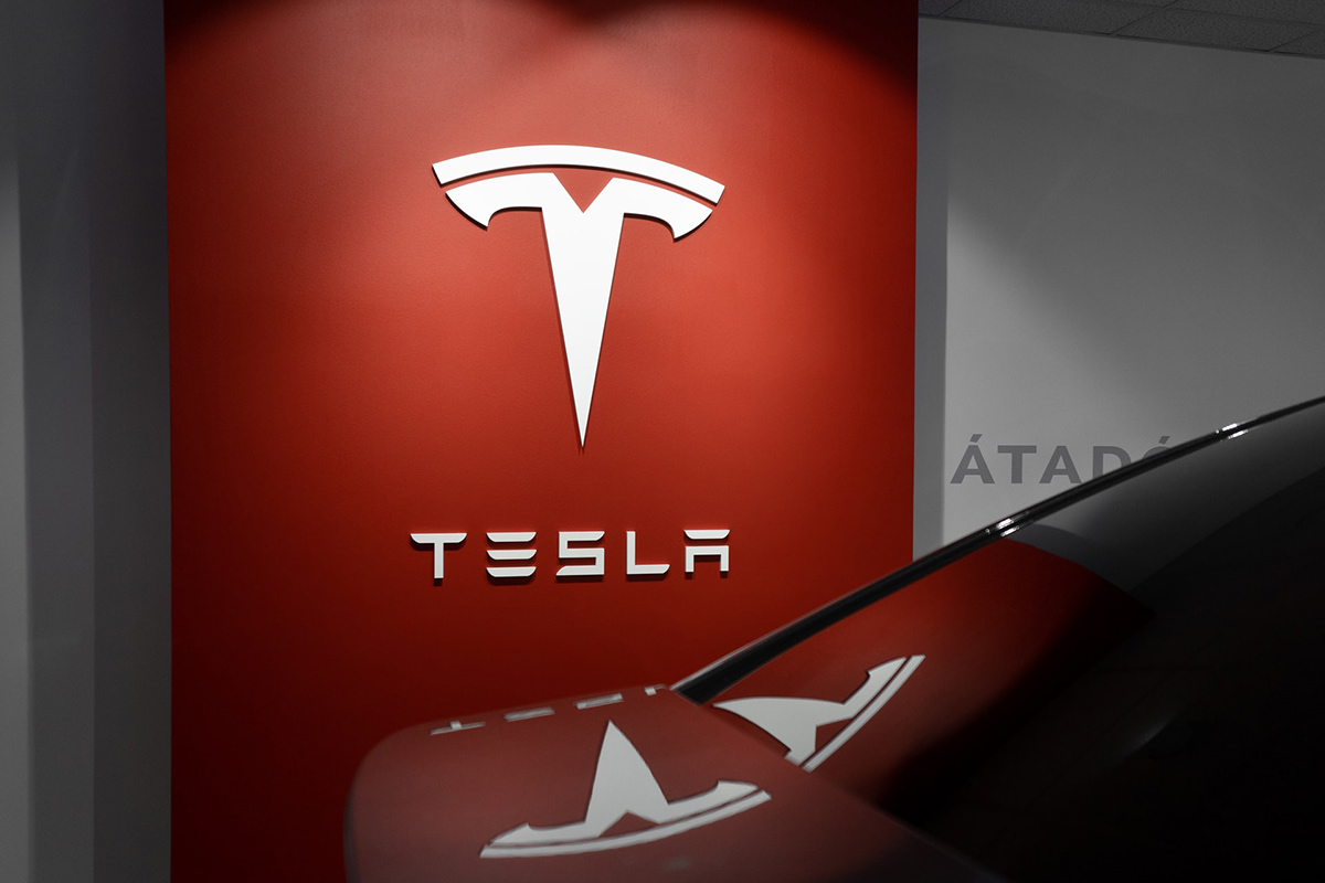 Или в офис, или увольнение: Маск возвращает сотрудников Tesla с "удаленки"