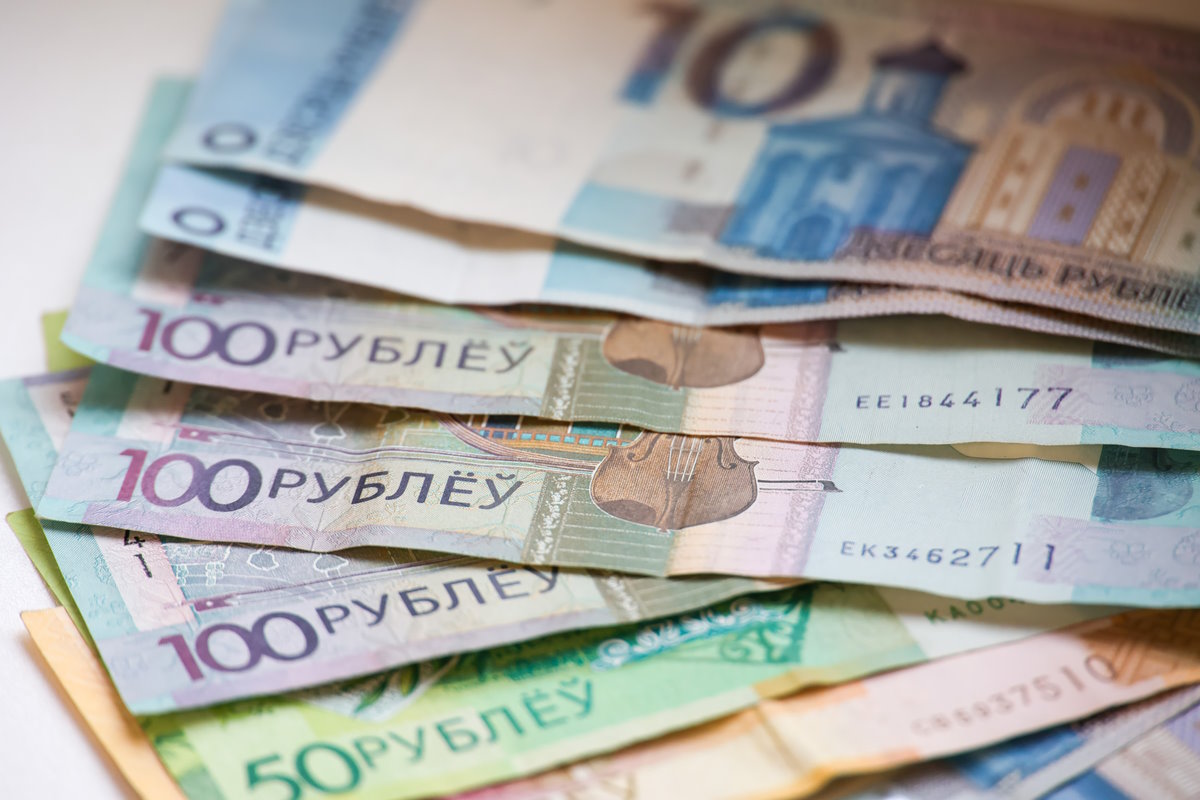 Доллар, евро и российский рубль подешевели на торгах в четверг