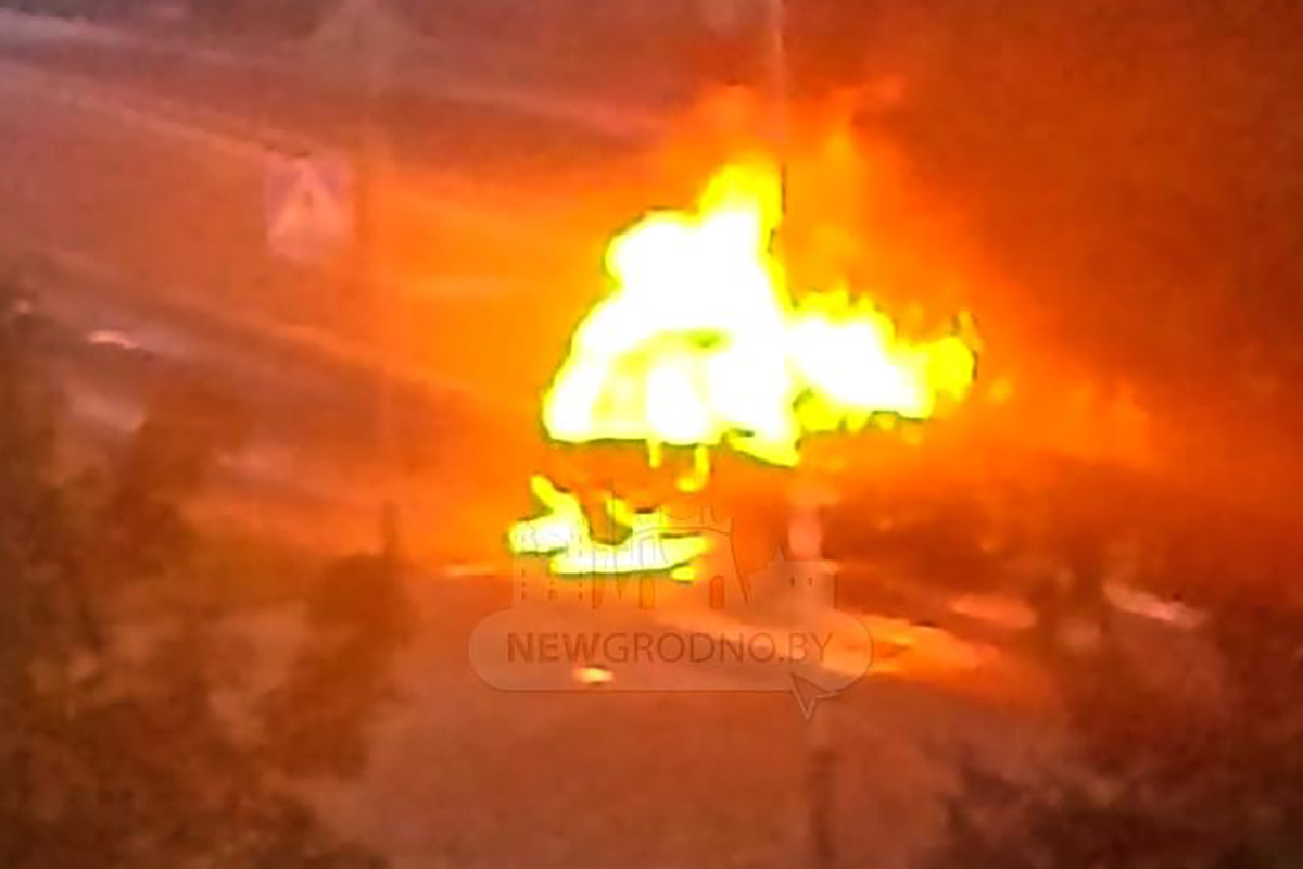 В Волковыске прямо на ходу загорелась машина
