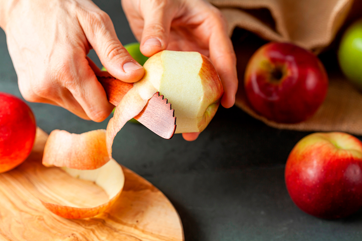 Не выбрасывайте яблочную кожуру: как использовать ее с пользой