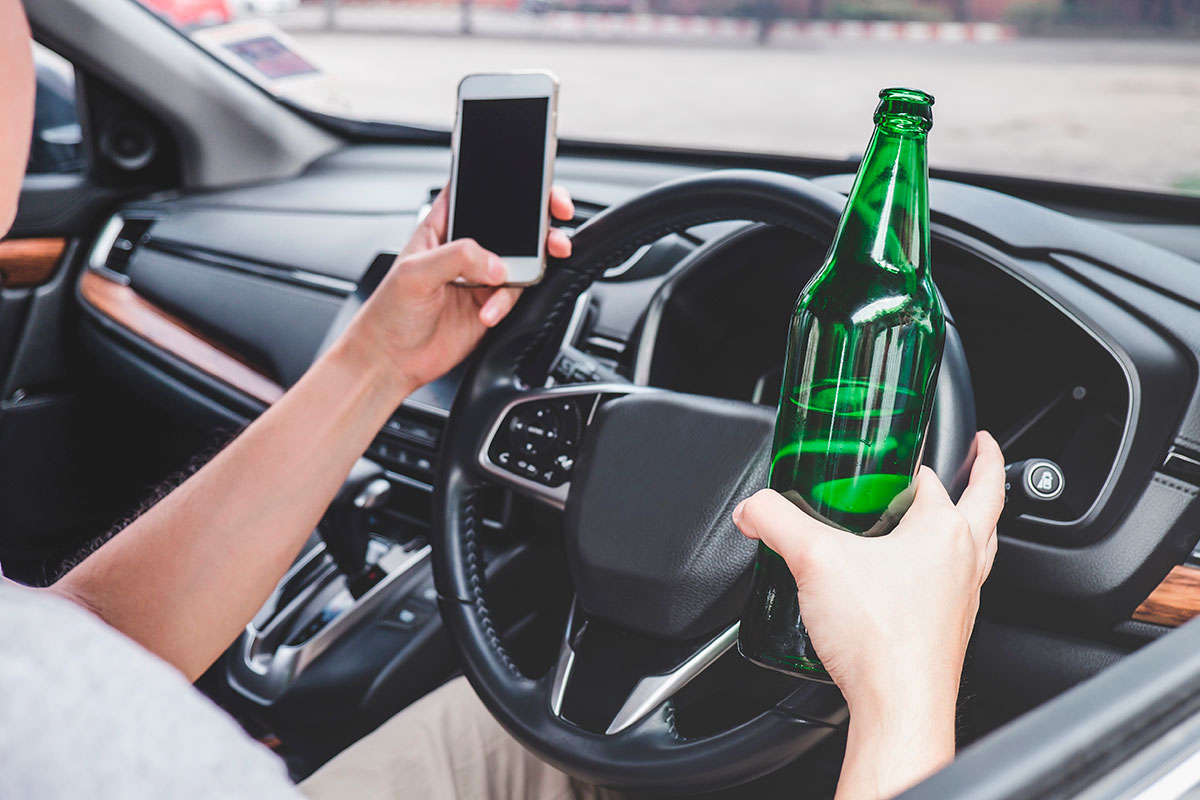 Можно ли пить алкоголь в машине с включенным двигателем – ответили в ГАИ