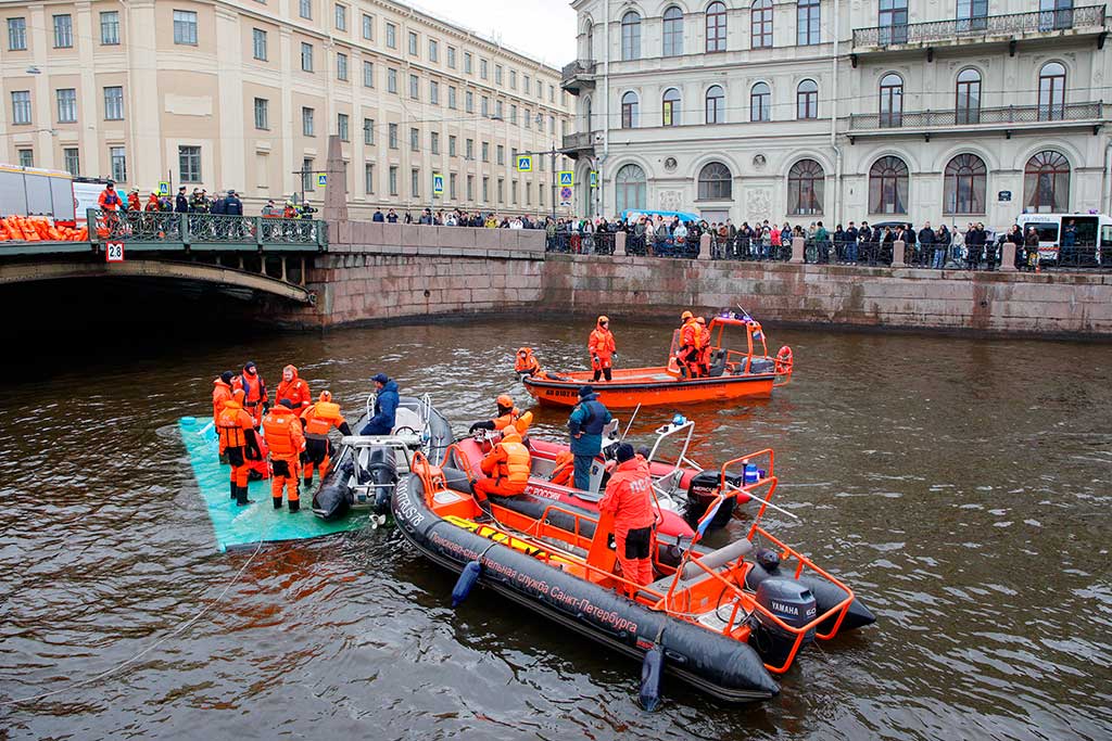 Авария в Санкт-Петербурге: пассажирский автобус упал в реку – есть погибшие