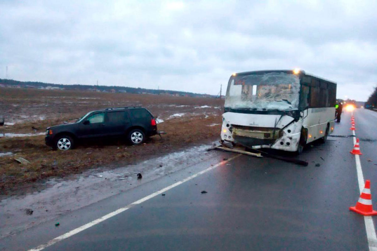 Легковушка протаранила рейсовый автобус под Рогачевом, есть жертвы