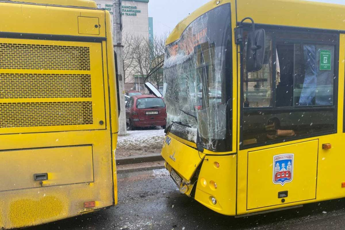 В Минске столкнулись два автобуса – девять человек отправлены в больницу