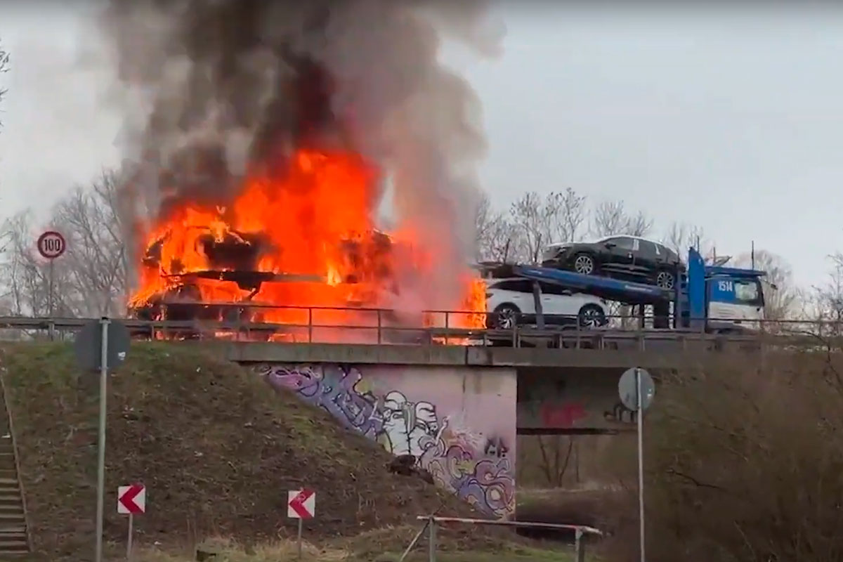 Автовоз с электромобилями, которым управлял белорус, сгорел в Германии