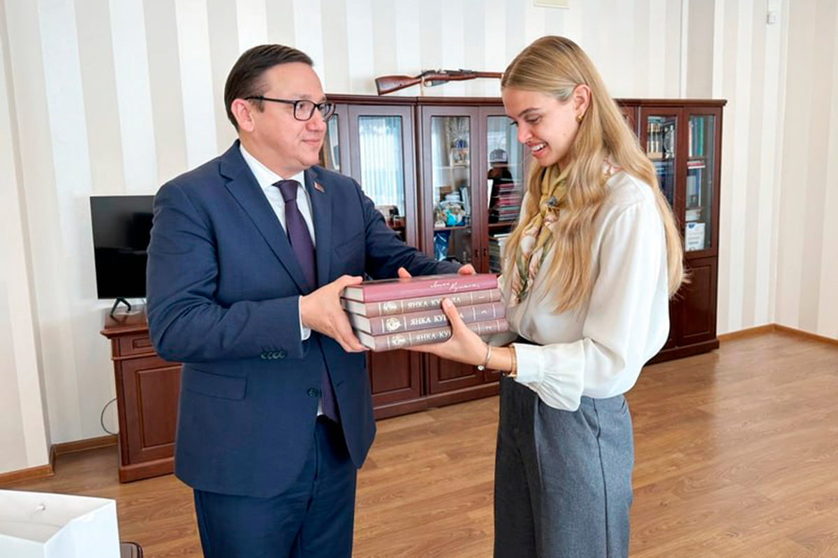 Министр информации подарил Мисс Беларусь книги Янки Купалы