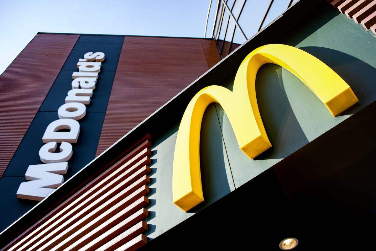 Финский McDonald's показал клип с песней на язык жестов