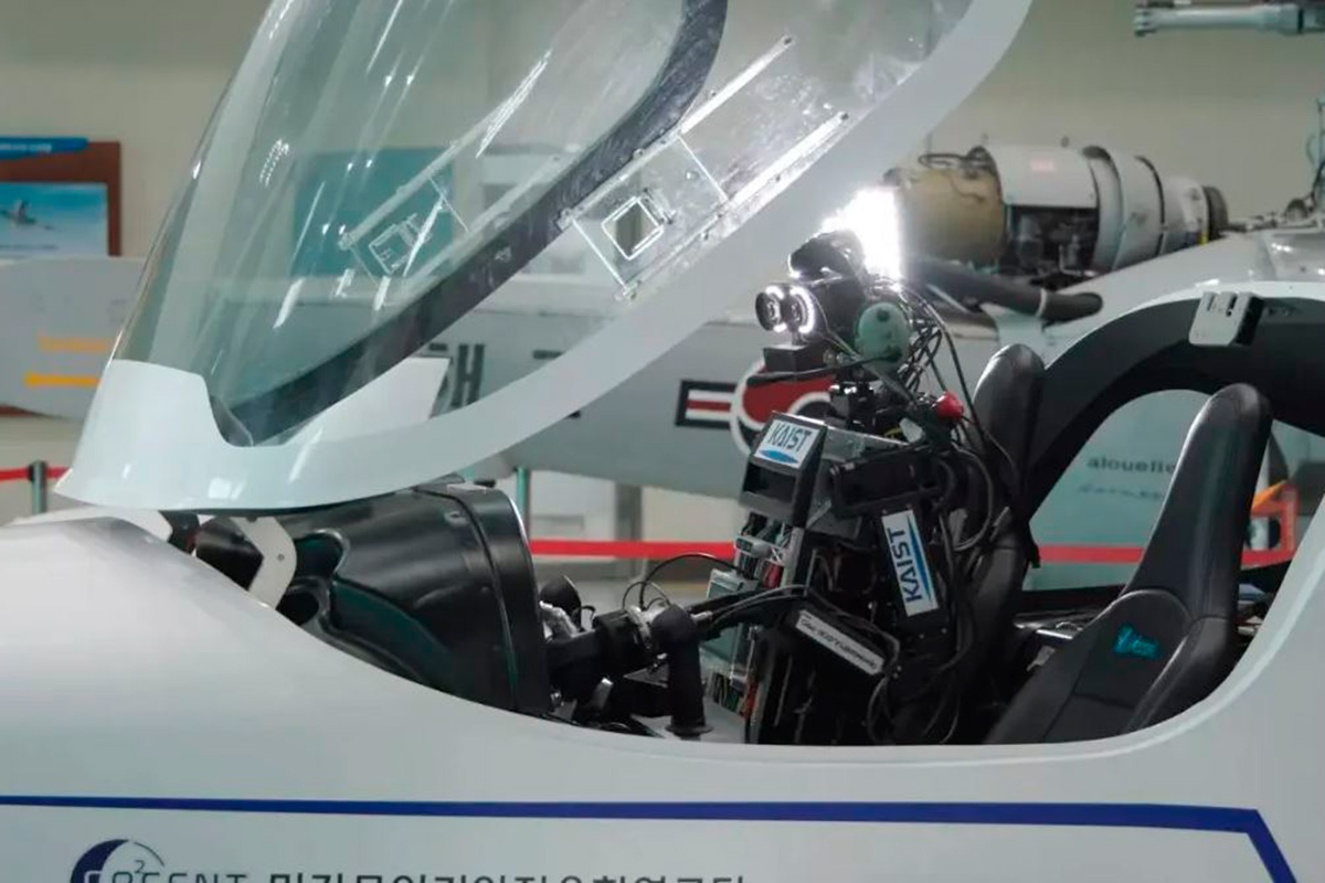 Инженеры из Южной Кореи создали робота-пилота, но пока это только прототип