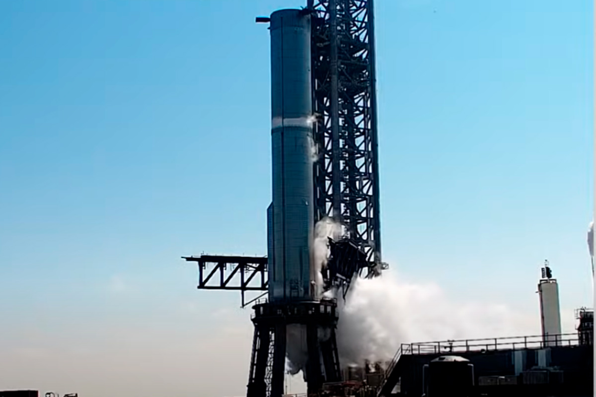 Ракета SpaceX загорелась во время испытаний: Илон Маск подсчитывает ущерб