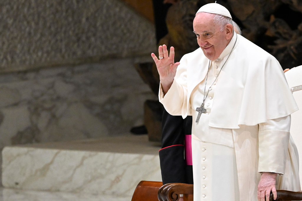 "Увидеть и уверовать": в Twitter сходят с ума по "стилисту" Папы Римского